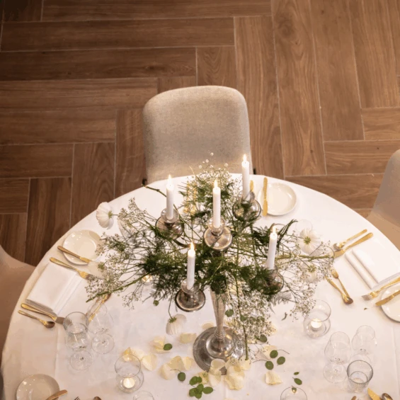 Gedekte tafel van bovenaf gefotografeerd op Landgoed Bijstervelt