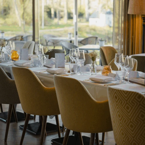 Opgestelde tafels voor een feest in Kapel Montfort op Landgoed Bijstervelt