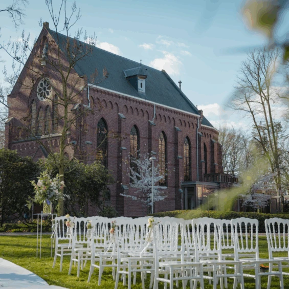 Buiten opgestelde ceremoniesetting voor een bruiloft op Landgoed Bijstervelt