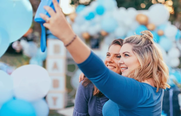Gezelschap viert een babyshower bij Brasserie Jacob van Bijstervelt