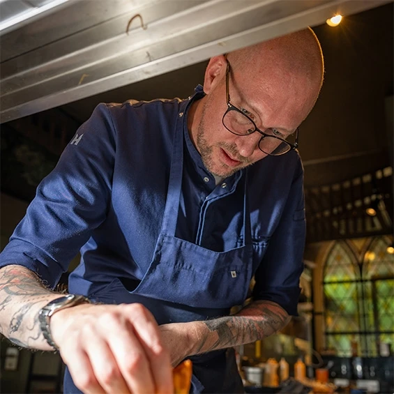Chef kok aan de slag met gerechten