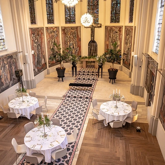 Ceremonie in Kapel Montfort, met glas-in-loodramen en muurschilderingen