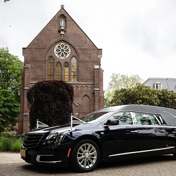 kapel montfort met uitvaartwagen op voorgrond