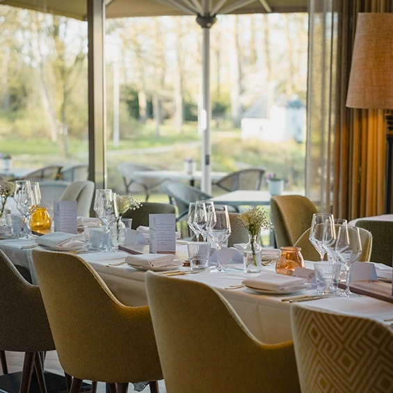 Gedekte tafels bij de raampartij van Brasserie Jacob van Bijstervelt met uitzicht op het park