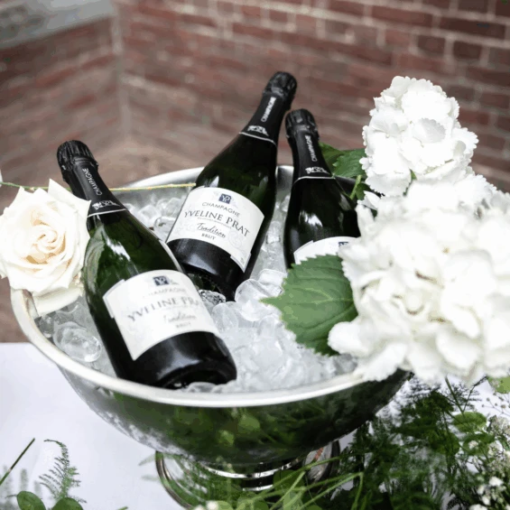Flessen champagne klaargezet voor een bruiloft op Landgoed Bijstervelt
