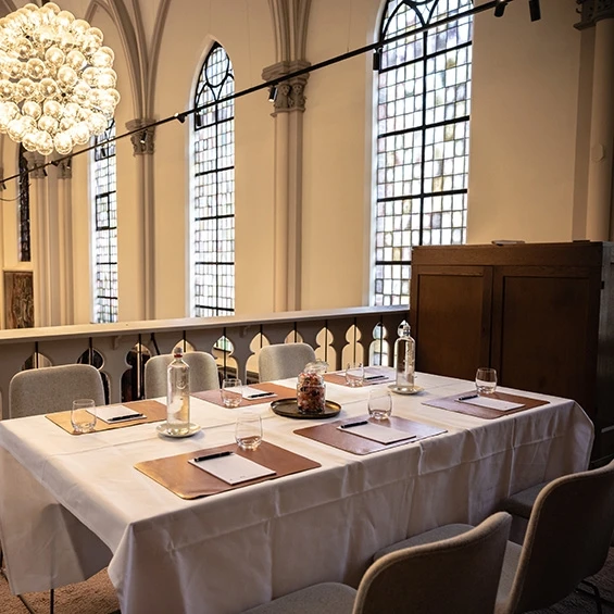 Vergadertafel in Kapel Montfort