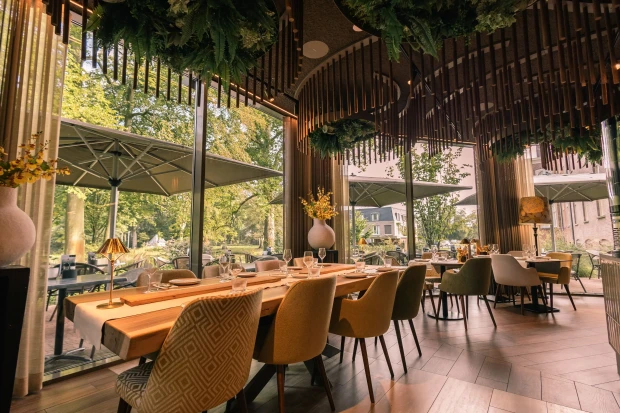 Interieur van Brasserie Jacob van Bijstervelt  en uitzicht op het landgoed